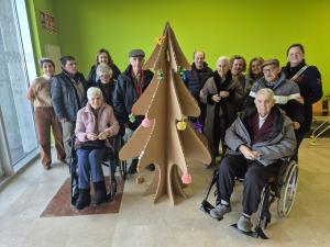 El Tapin - La residencia del ERA de Lugones decoró el árbol de Navidad