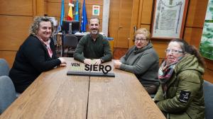 El Tapin - El alcalde se reunió con la directiva del Hogar de Pensionistas "El Carmín" de Pola de Siero