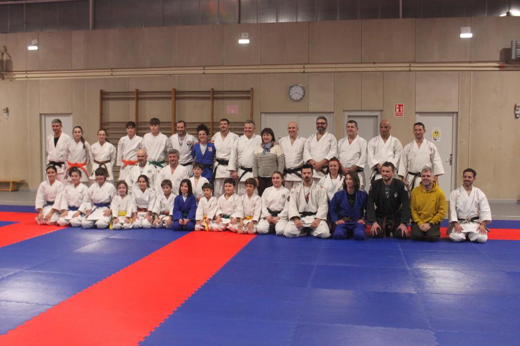 La judoka, Estrella López, dio una masterclass práctica organizada por el club Tai-jitsu Llanera