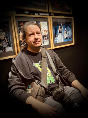 El Tapin - El llanerense, Jorge López Novales, protagoniza la exposición fotográfica “Unirock, cuatro décadas de rock en Veiga”, en FNAC