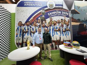 El alcalde de Siero visitó a dos empresas del concejo que cuentan con estand en FITUR