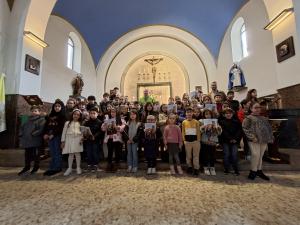 El Tapin - Los menores que acuden a la catequesis de Lugones ya cuentan con la revista “Los Tesoros de Nuestra Parroquia”