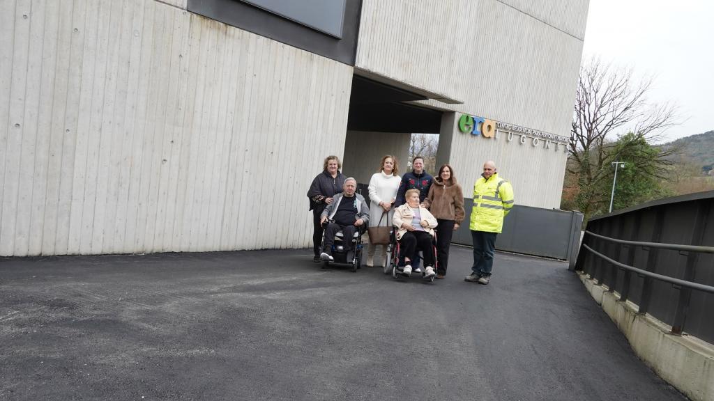 Siero mejora el asfaltado de la rampa de acceso al Centro Residencial ERA de Lugones