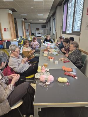El Tapin - El Hogar de El Berrón acoge el encuentro solidario para tejer gorros para los neonatos del hospital de Cabueñes