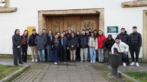 El Tapin - Los estudiantes de los ciclos de Administración de Empresas del IES Escultor Juan de Villanueva visitaron el Coworking del Palacio 360, en Siero