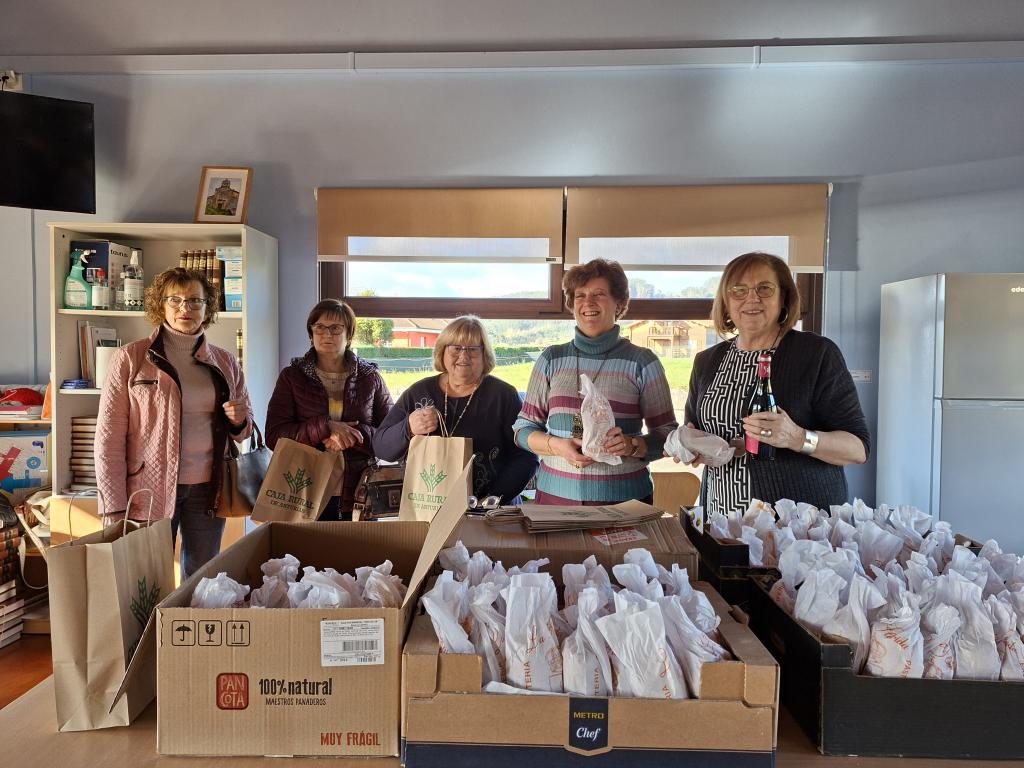 La Asociación de Vecinos de Bonielles entregó el bollo a sus socios