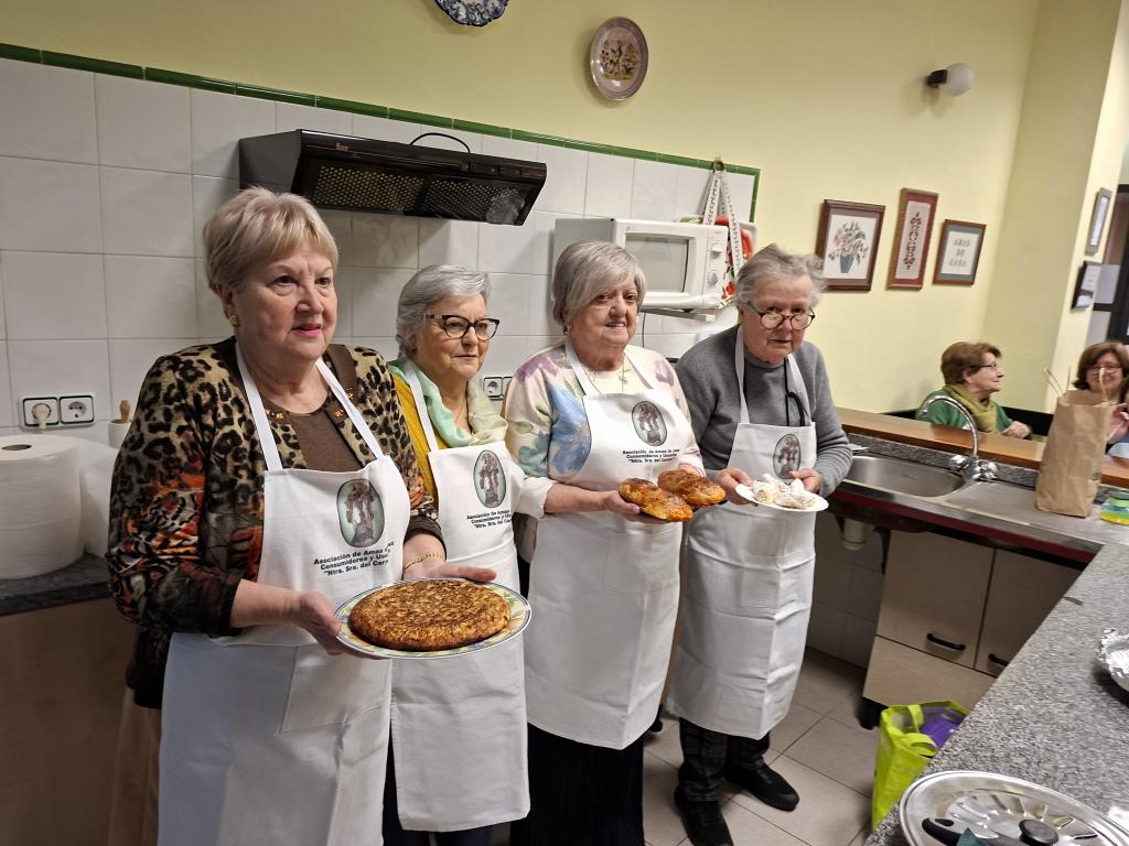 Comienza la celebración de Comadres en La Pola con el taller de bollos de la Asociación de Amas de Casa 
