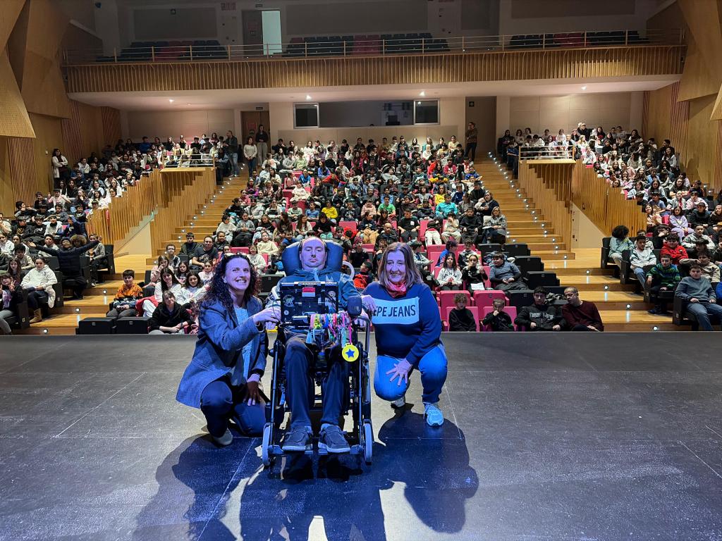 Los escolares de Lugones aprenden sobre la enfermedad de ELA gracias a José Luis Capitán "Capi"