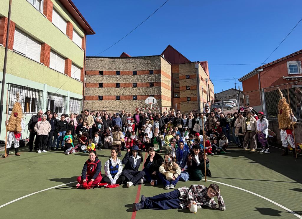 Los sidros y les comedies participaron en el Antroxu del cole El Cotayo