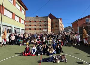 El Tapin - Los sidros y les comedies participaron en el Antroxu del cole El Cotayo