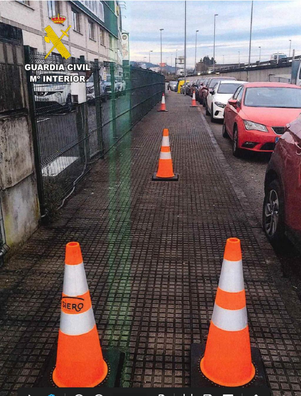   La Guardia Civil detiene a una persona por el hurto de más de 80 tapas de alcantarillas de varios polígonos industriales de Siero