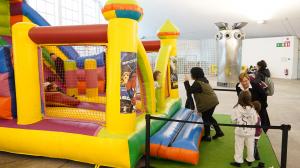 El Tapin - Actividades para niños en la Plaza Cubierta de Pola de Siero con motivo de las Comadres