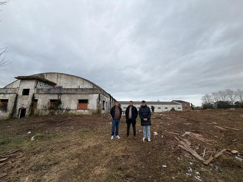 El Ayuntamiento de Siero realiza trabajos de desbroce, limpieza y adecuación en una parcela en Viella