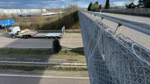 El Tapin - Finalizadas las obras de emergencia para instalar una malla de protección en uno  de los puentes de la A-64