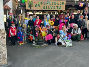 El Tapin - Desfile, premios y merienda para celebrar el Antroxu en Fonciello y Silvota Pueblo
