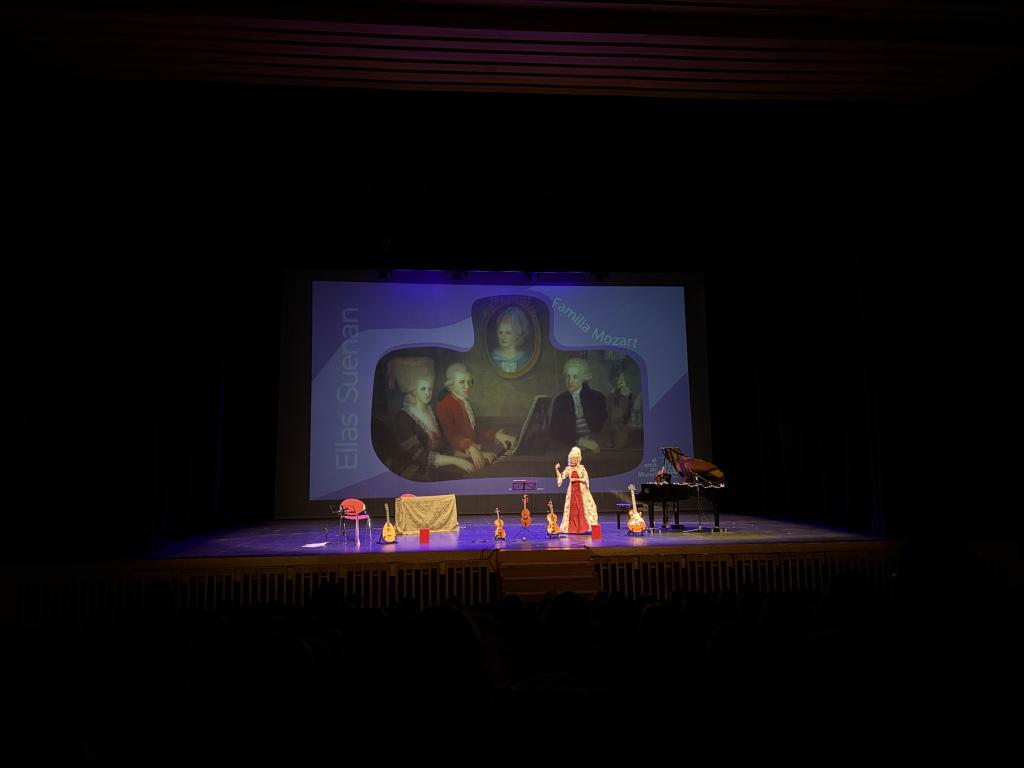 El Arca de Mozart representó el espectáculo "Ellas suenan" con motivo del 8M, en Siero