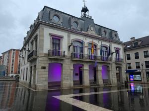 El Tapin - El Ayuntamiento de Siero se suma a la celebración del 8M con la iluminación de la fachada