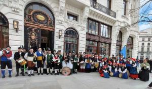 El Tapin - La Bandona de Gaites de Siero llevó el folclore al desfile de San Patricio en Madrid