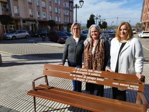 El Tapin - La intervención artística “Aquí se sienta la poesía” clausura el programa de actividades con motivo del Día Internacional de La Poesía en Llanera