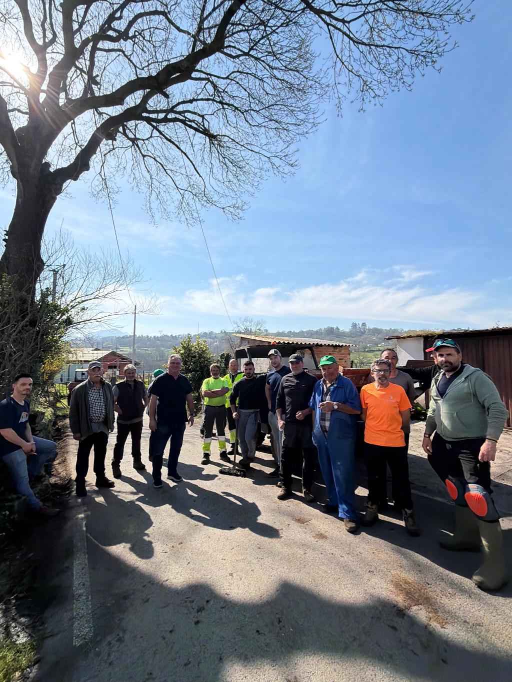 Una treintena de vecinos participa en la sextaferia de Reanes con apoyo municipal