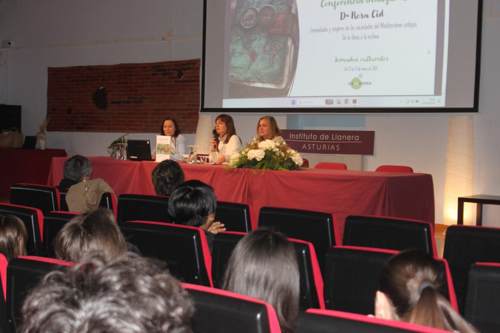 El IES Llanera inaugura su Semana Cultural con Rosa Cid y un viaje interdisciplinar por el tiempo