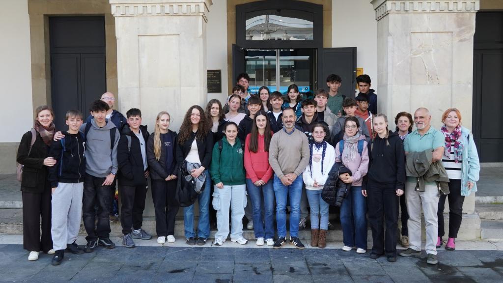 El alcalde de Siero recibe a estudiantes alemanes de intercambio en el Ayuntamiento