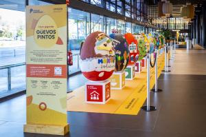 El Tapin - Parque Principado acoge la XII exposición escolar de Güevos Pintos gigantes