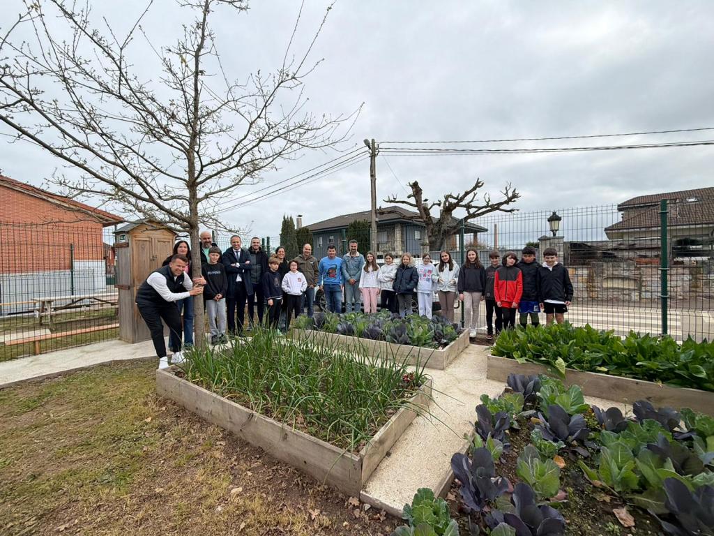El CP El Carbayu acoge un encuentro de la Red de Huertos Escolares Ecológicos para fomentar la agricultura sostenible entre el alumnado