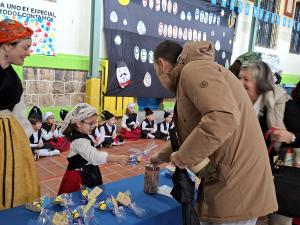 El colegio Peña Careses recauda 2.954 euros para la Asociación de Derechos de las personas con Autismo gracias a su Mercado Solidario de Güevos Pintos