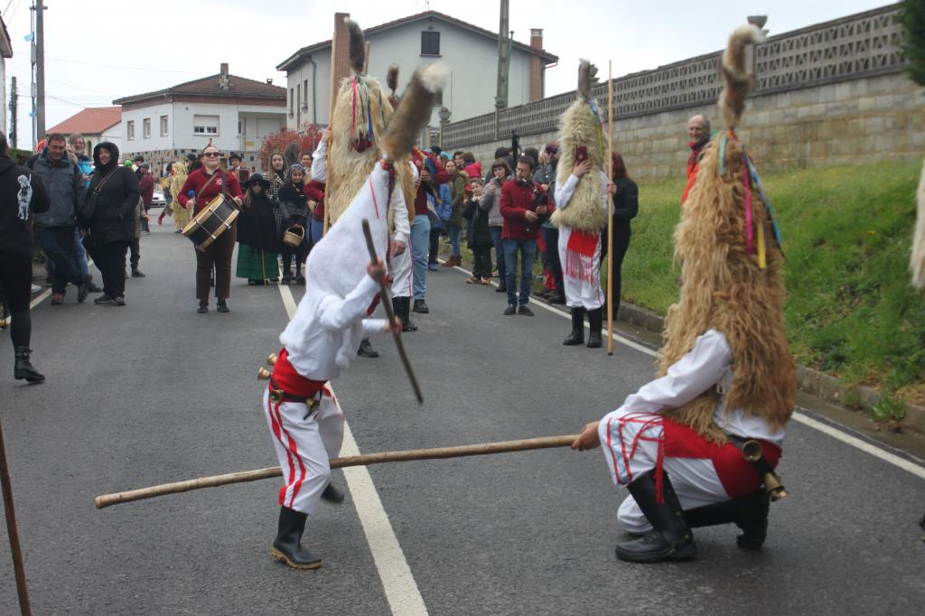 GALERÍA DE IMÁGENES: Valdesoto se llenó de diversión y color gracias a la XVI edición de les Xornaes de Mazcaraes de Iviernu