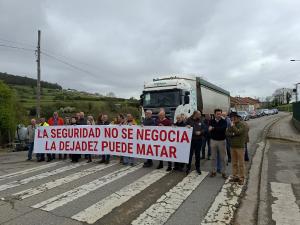 Los vecinos de San Cucao denuncian inseguridad vial y robos y exigen medidas urgentes al Ayuntamiento