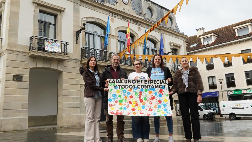 Siero visibiliza el autismo con carteles infantiles en la Casa Consistorial en el Día Mundial de Concienciación