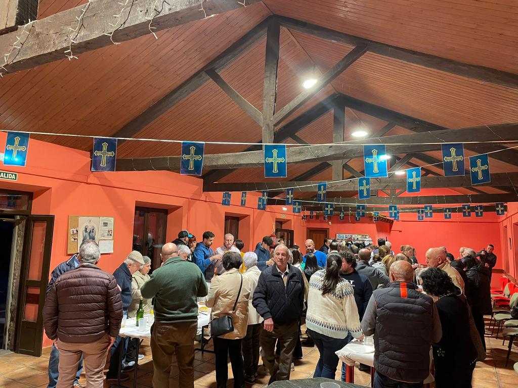 Más de un centenar de personas participaron en la IV Gran Espicha de Arlós