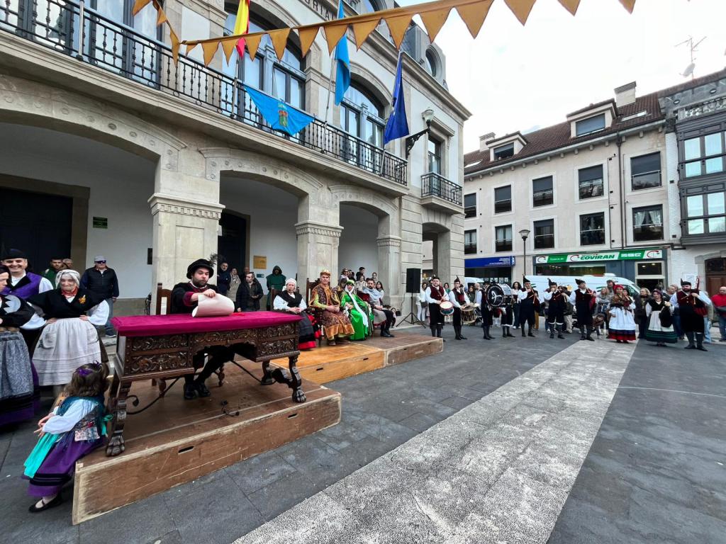 El Mercáu Polesu recreó la entrega de la Carta Puebla en el marco de los Güevos Pintos 2026