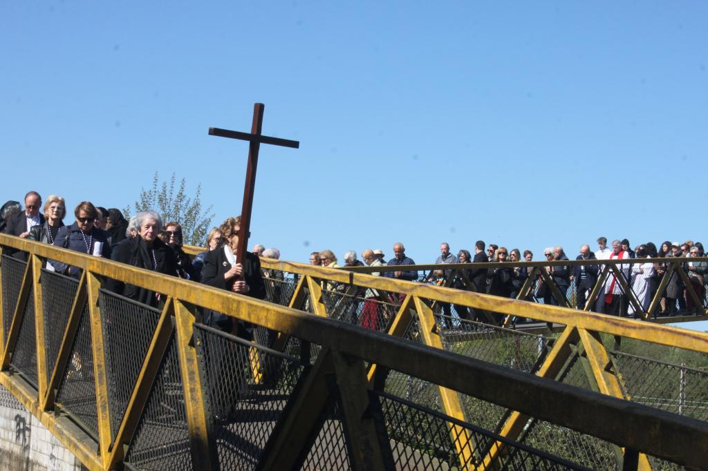 GALERÍA DE IMÁGENES: El Vía Crucis reúne a numerosos fieles en El Carbayu y abre una intensa jornada procesional