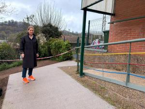 El Tapin - El Ayuntamiento de Siero mejora la accesibilidad en el recinto educativo de Pola de Siero durante Semana Santa