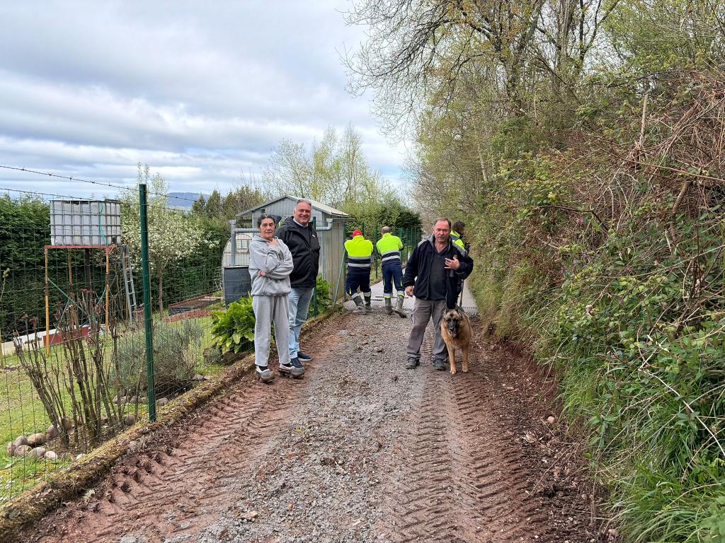 El Ayuntamiento de Siero colabora en la mejora del camino de Campidre en Castiello con aportación vecinal