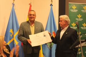 Fernando de la Puente recibe la insignia de plata del Grupo Folclórico y de Investigación El Ventolín