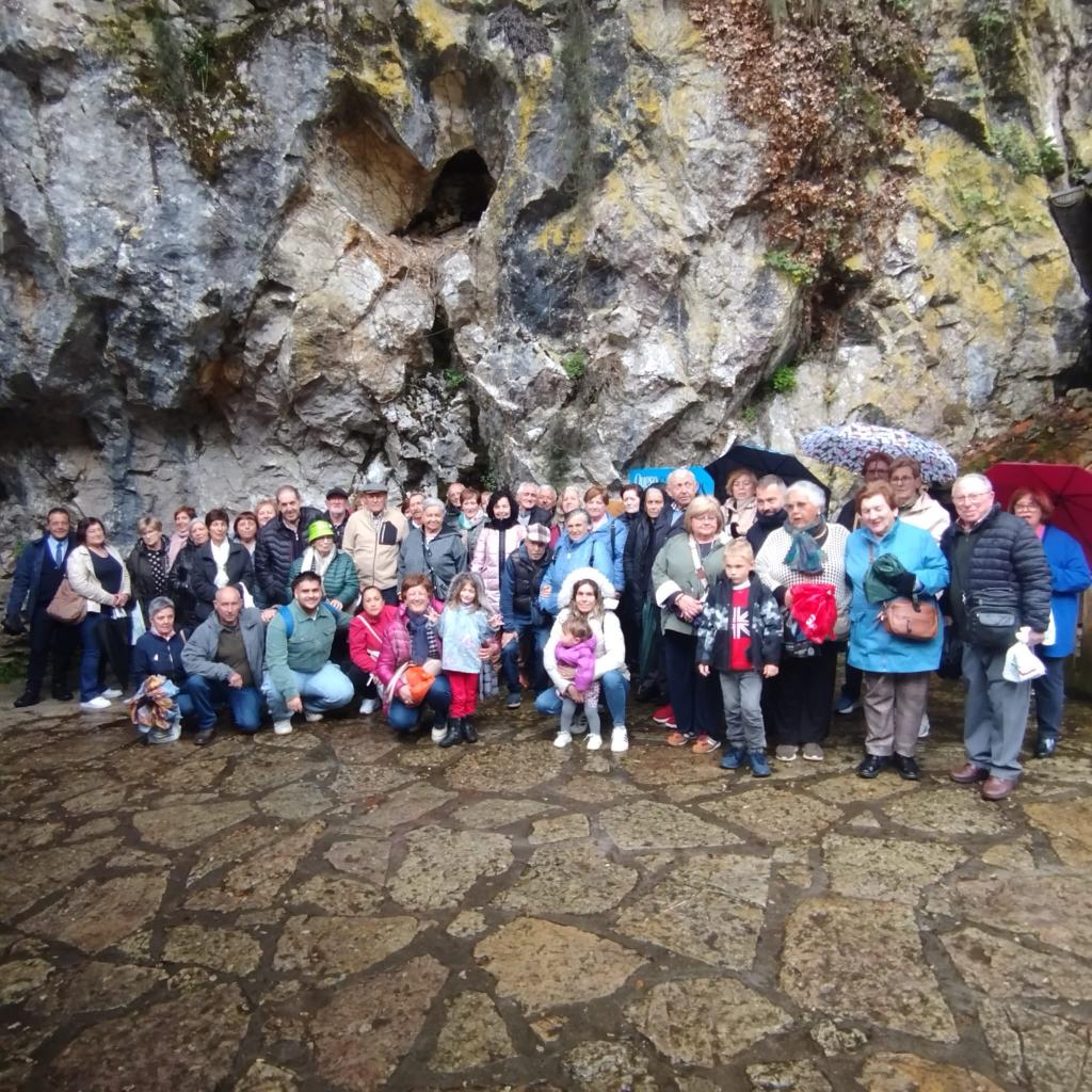 La Asociación de Vecinos de Bonielles disfruta de una jornada de convivencia en Cabrales con 57 participantes