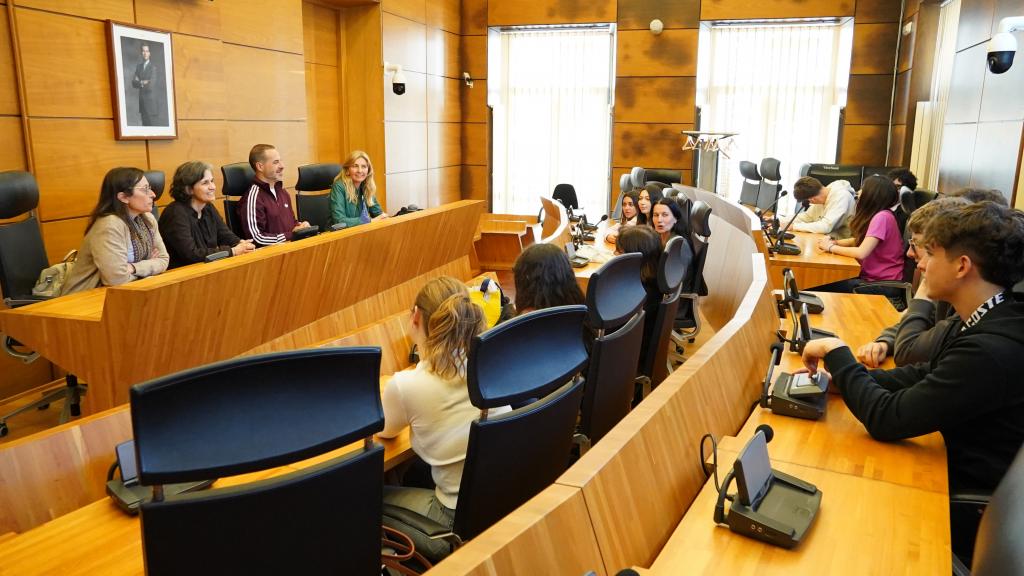 Los alumnos italianos de intercambio en el IES La Fresneda fueron recibidos en el Ayuntamiento de Siero