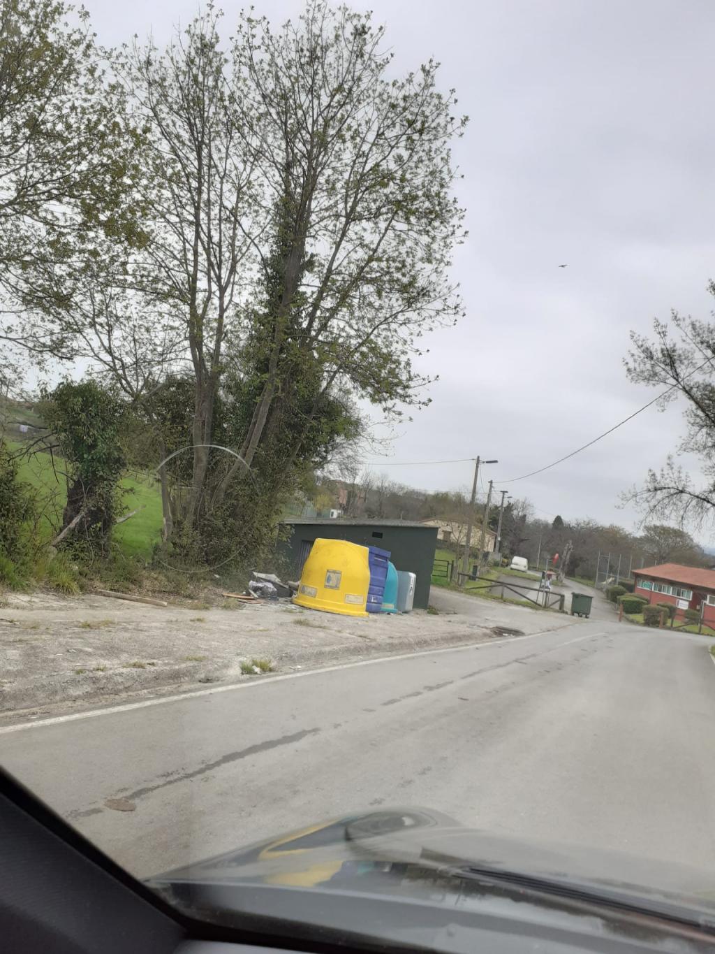 La Asociación de Vecinos de Cayés solita un aumento en las frecuencias de la recogida de basura en la parroquia