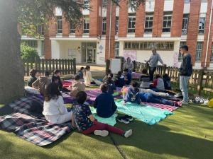 El Tapin - El cole Hermanos Arregui conmemora el Día del Libro con un picnic literario
