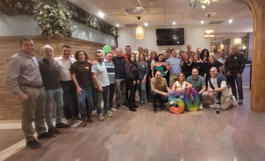 Los nacidos en 1976 del colegio de Posada de Llanera celebran su 50 aniversario con una multitudinaria cena de reencuentro