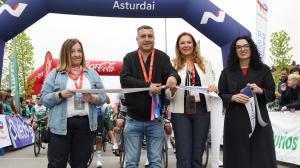 El Tapin - Lugones acoge la salida de la última etapa de la Vuelta Ciclista a Asturias con gran ambiente popular