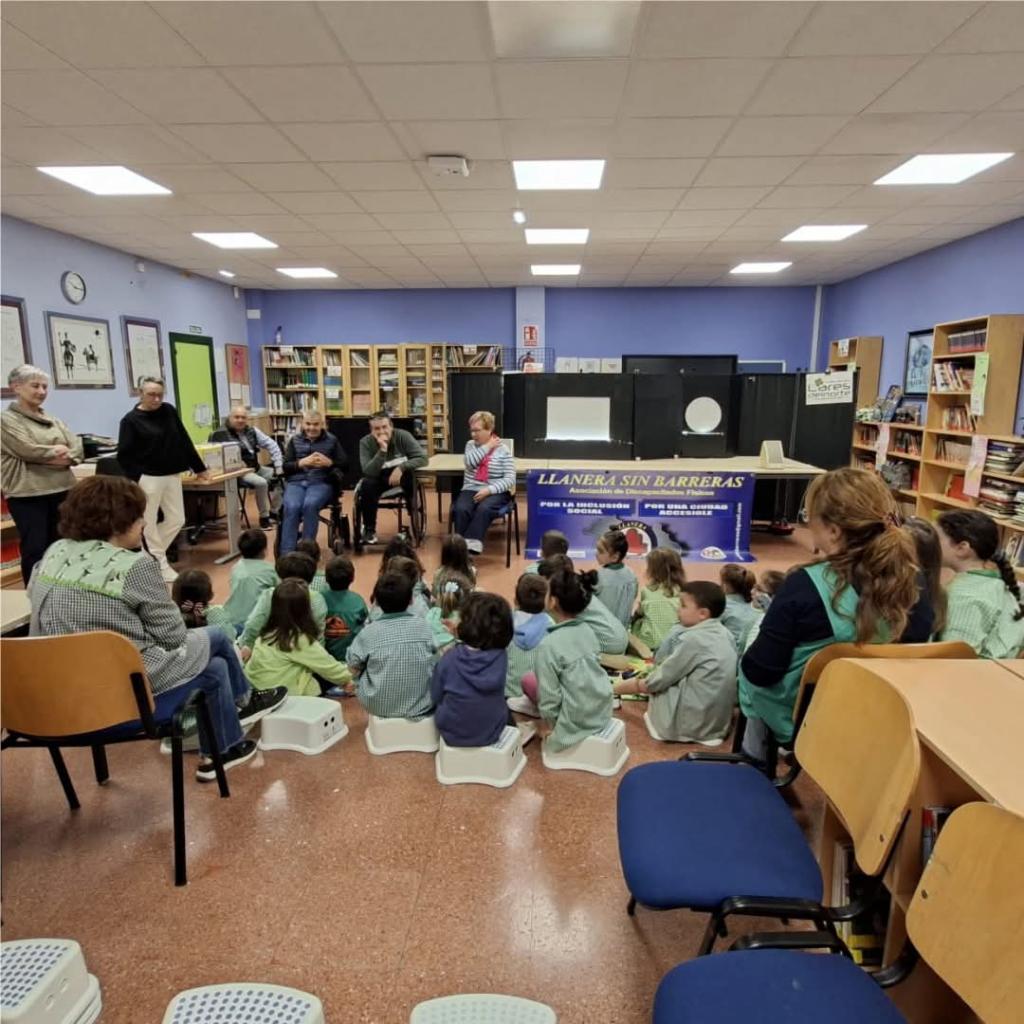 Llanera sin Barreras lleva su teatro de sombras al CP Lugo de Llanera para fomentar inclusión y empatía