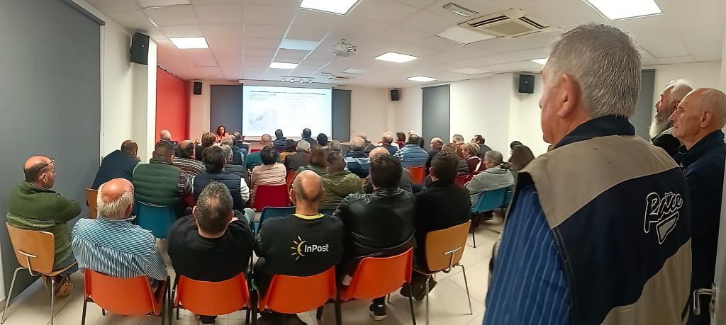 Gran asistencia a la jornada informativa sobre el "cártel de la leche" celebrada en Lugo de Llanera