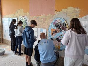 El Tapin - El colegio Los Campones de El Berrón impulsa un proyecto artístico para fomentar la integración y el aprendizaje práctico del alumnado