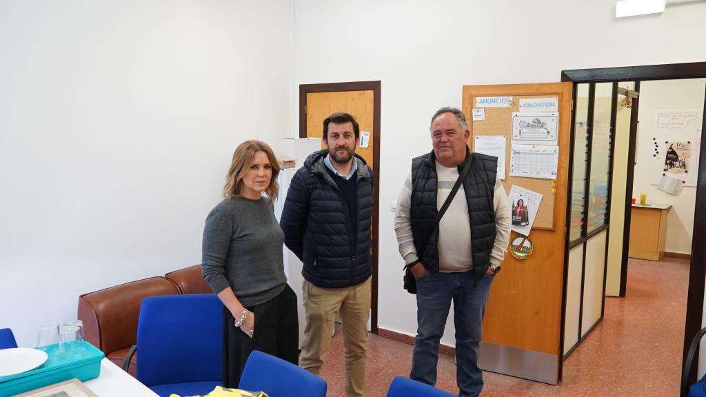 Visita institucional al Colegio Xentiquina de Lieres para supervisar los trabajos de pintura incluidos en el plan de mantenimiento de centros educativos
