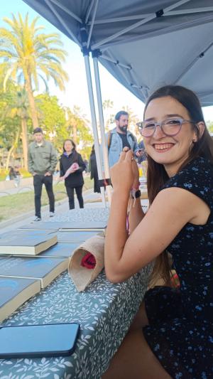 La escritora llanerense, Iris Fernández, debutó en Sant Jordi con su primera novela "El filo del Agua"