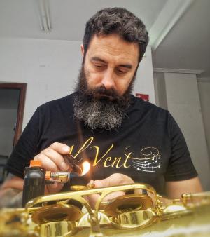 El Tapin - Lugones estrena un nuevo servicio especializado en reparación de instrumentos de viento